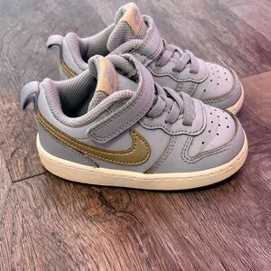 Nike Kids Low-Top Sneakers in Grey with Gold Swoosh